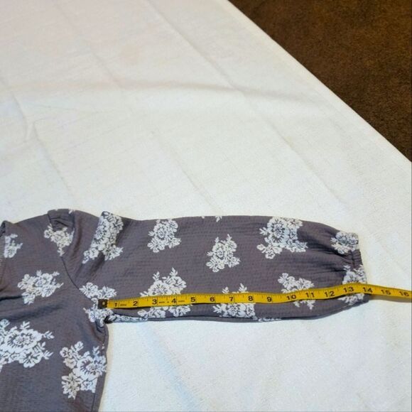 Rose + Olive Gray Floral 3/4 Sleeve Textured Top Size Small - Picture 9 of 10